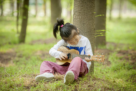 森林音乐女孩在森林里弹尤克里里背景