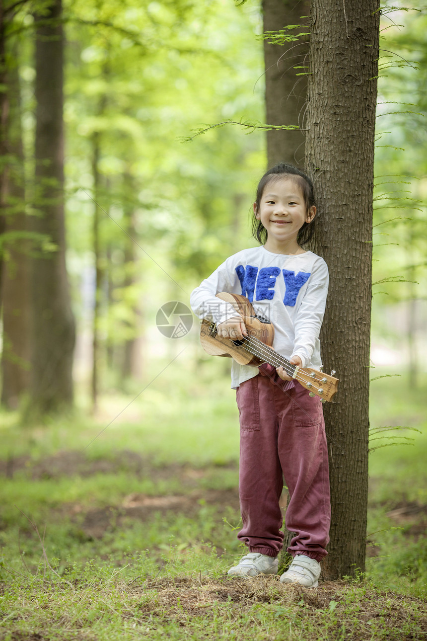 女孩在森林里弹尤克里里图片