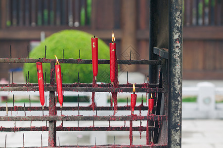 寺庙里的香烛背景图片