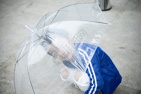 雨天打伞的小孩背景图片