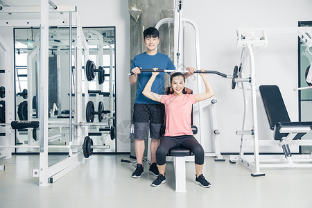 健身房力量训练器械健身男女图片