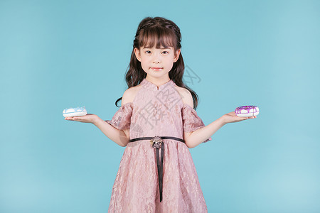 堆叠小甜甜圈可爱小女孩儿童节手持甜甜圈背景