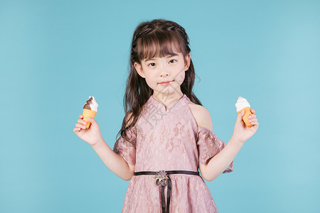 雪糕主题儿童节儿童小女孩形象手持冰淇淋雪糕玩具背景