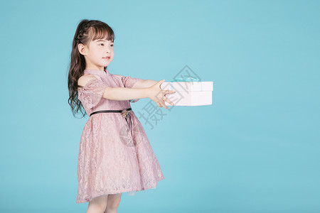 小女孩儿童节手持礼物盒背景图片