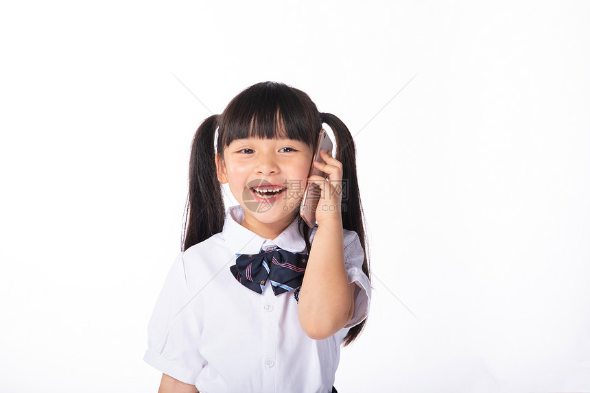 正在打电话的小女孩图片