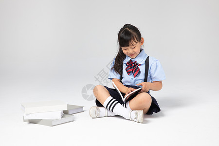 穿校服的小女孩在看书高清图片
