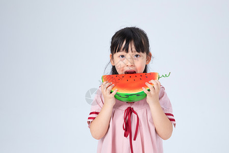 吃西瓜的小女孩背景图片