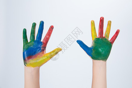 儿童涂涂满颜料的手背景