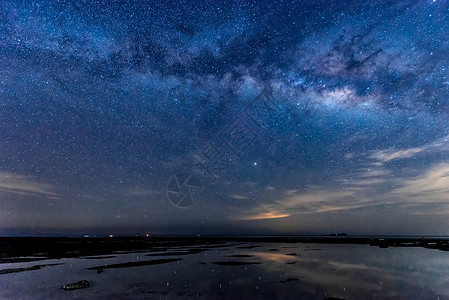 夜晚的大海涠洲岛的银河背景