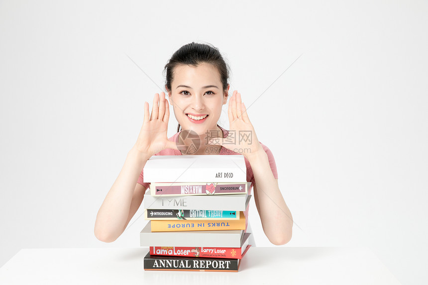 青年女性学生课桌书本学习图片