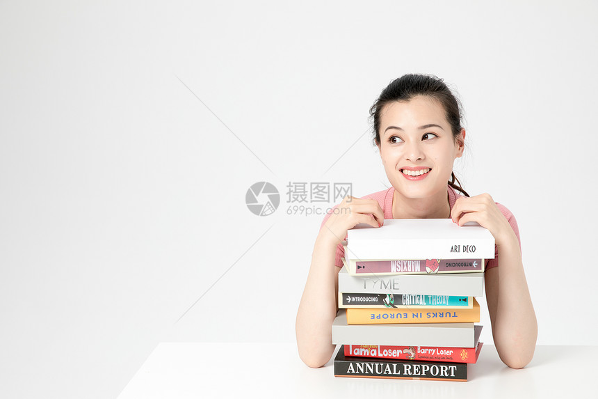 青年女性学生课桌书本学习图片