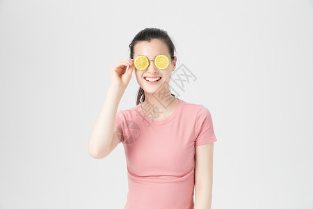 年轻女性戴柠檬卡通眼镜搞怪图片