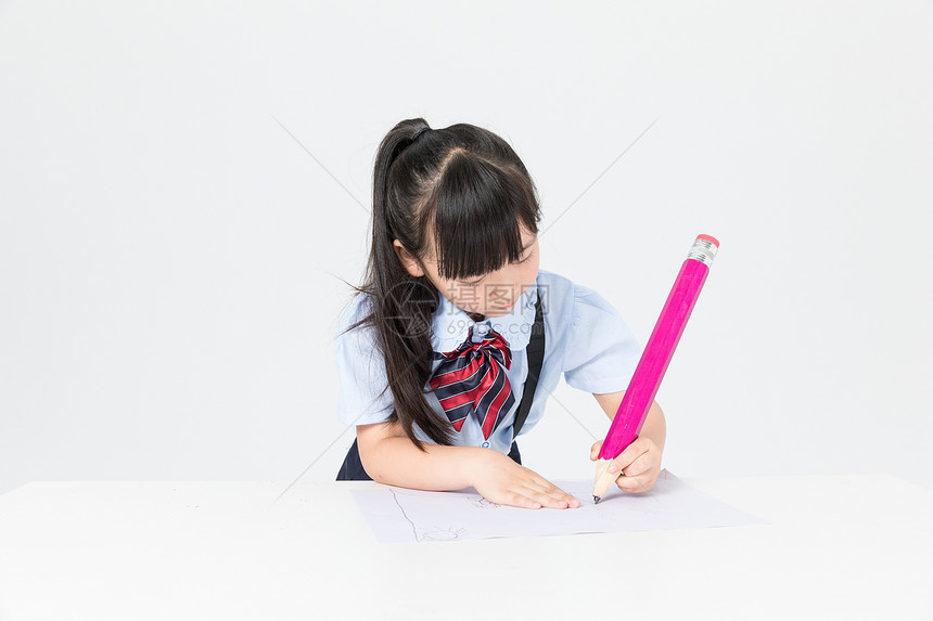 拿着铅笔写字的小女孩图片