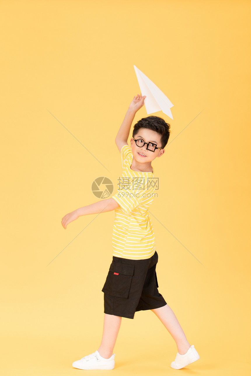 飞纸飞机的快乐男孩儿童图片
