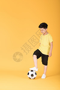 踢足球玩球的儿童男生男孩背景图片