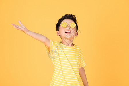 举着柠檬的男孩儿童戴着眼镜形象背景