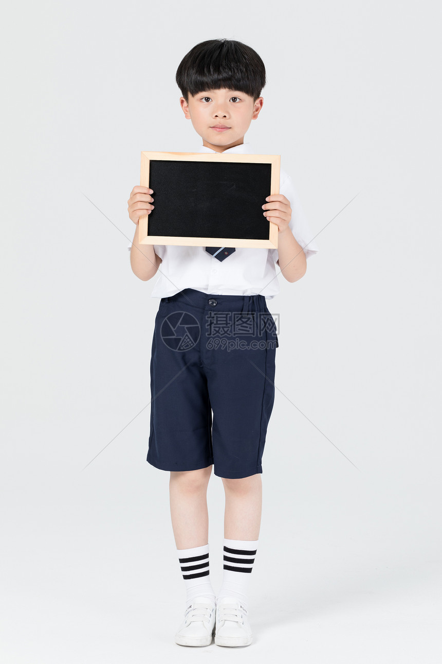 手拿小黑板展示的儿童男孩图片
