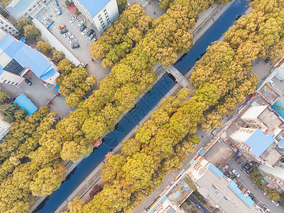 俯瞰城市老式小区的景观池桥高清图片素材
