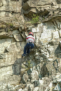 户外攀岩运动的女生背影图片