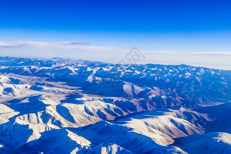 高空俯瞰雪山风景高清图片