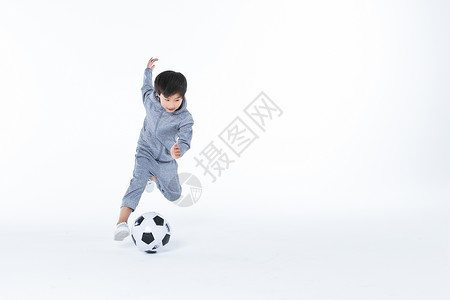 少儿体育体育男孩踢踢球背景