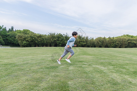 可爱儿童在草地游玩奔跑童年高清图片素材