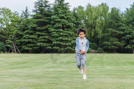 可爱儿童在草地游玩奔跑男孩高清图片素材