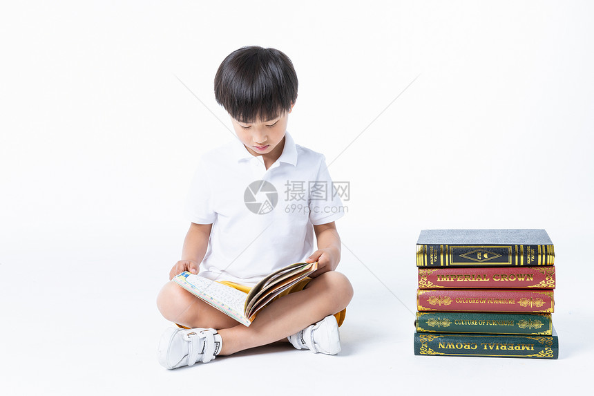 儿童坐在地上看书