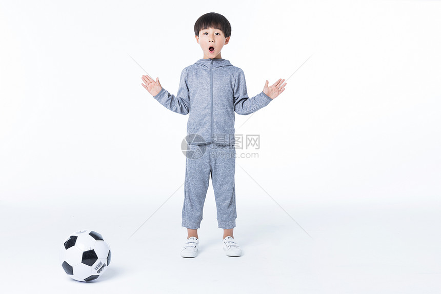 体育男孩踢踢球图片