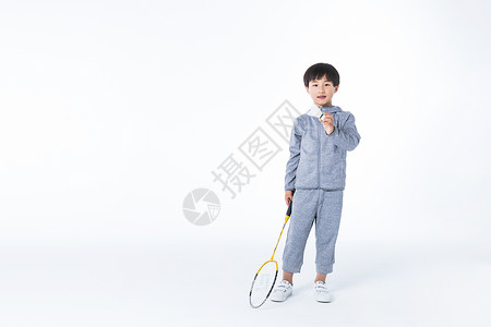 体育男孩打羽毛球背景图片