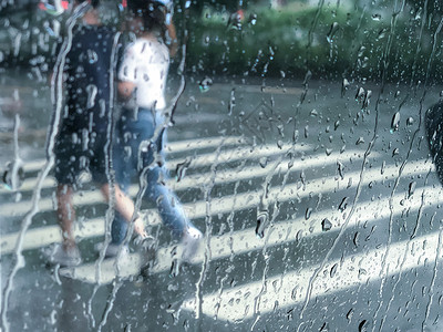 下雨马路雨中漫步的情侣背景