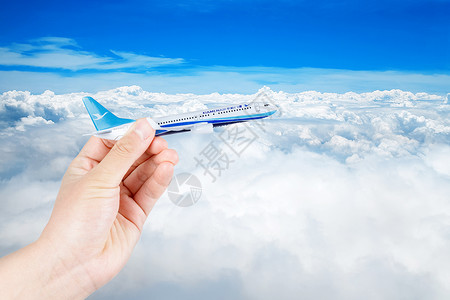 自由穿过云层的飞机图片