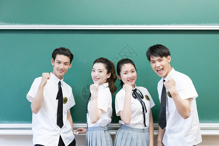 大学生志愿服务站在黑板前合影的同学们背景