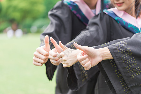 穿学士服的毕业生点赞竖大拇指自拍录取高清图片素材