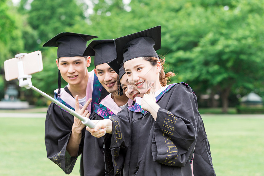 毕业季穿学士服一起合影自拍的大学生