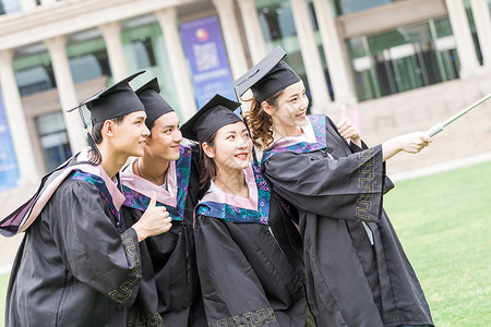 毕业季穿学士服一起合影自拍的大学生图片