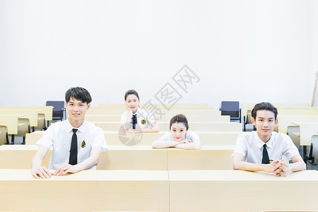 同学毕业季坐在教室里一起拍照合影背景图片