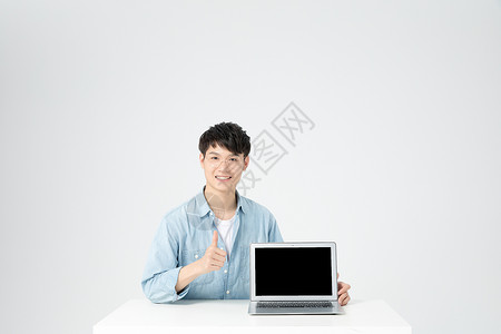 男性学生课桌使用电脑图片