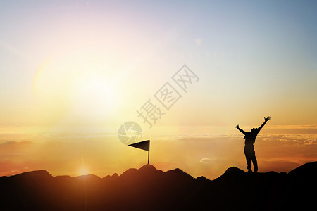 山川景物夕阳下登山人物剪影设计图片