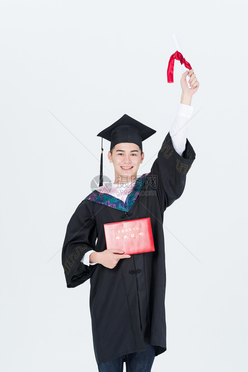 毕业季穿学士服的毕业大学生图片