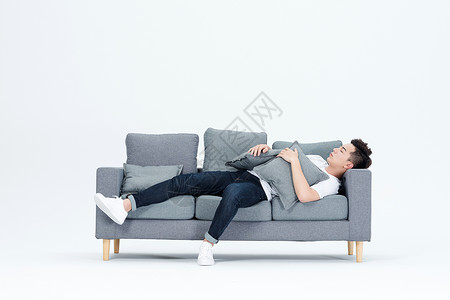躺在沙发上休息睡觉的青年男性背景图片