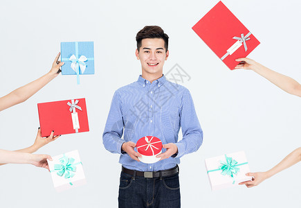 抱空调表情年轻男性抱着一推礼物盒背景