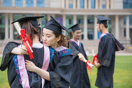 不舍学士服拥抱的毕业生背景