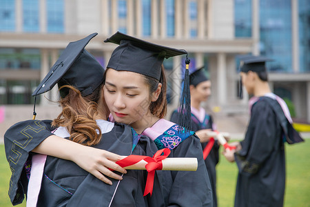 不舍学士服拥抱的毕业生背景