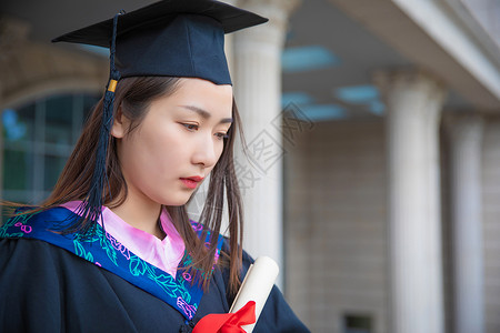 伤感的女毕业生背景图片