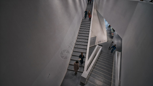 室内风景博物馆里造型漂亮的长楼梯背景