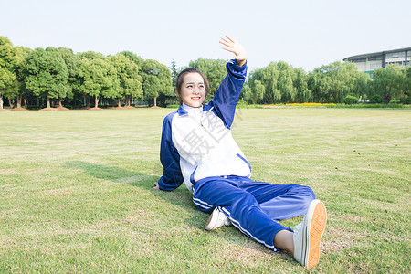 校园草地上开心的女生图片