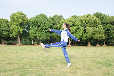 甜美少女写真校园草坪图片