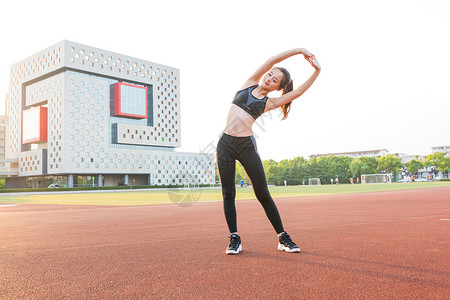 校园操场上运动锻炼的女生背景图片