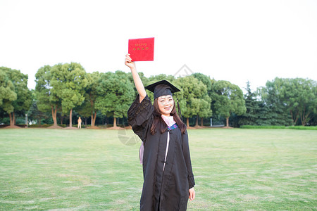 少女拿着毕业证大学毕业生欢呼毕业背景